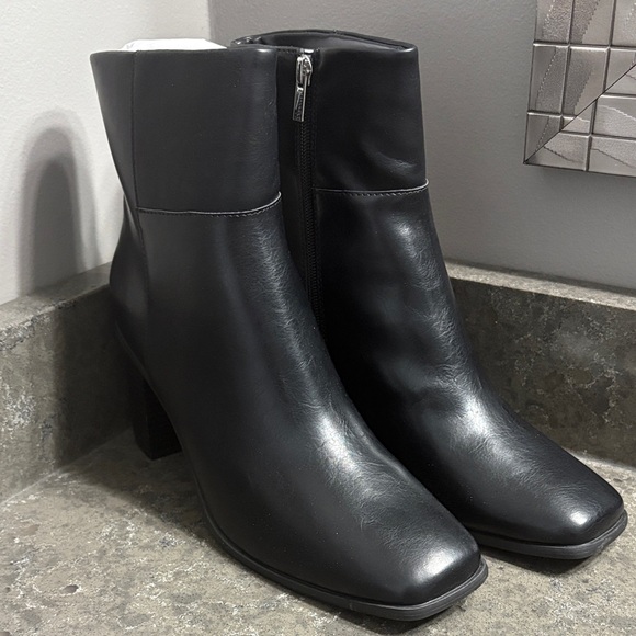 The Drop Shoes - Black Leather Ankle Boots